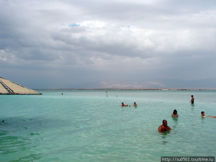 Майские тучи и небольшой дождь над Мертвым морем Израиль