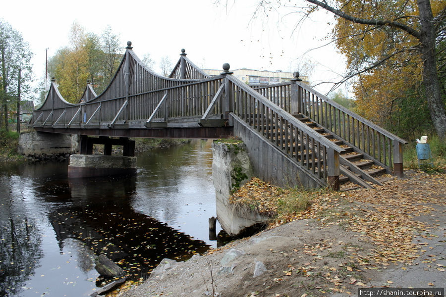 Медвежьегорск парк. Река Кумса Карелия. Медвежьегорск река Кумса. Поцелуев мост Медвежьегорск. Мост в Медвежьегорске.