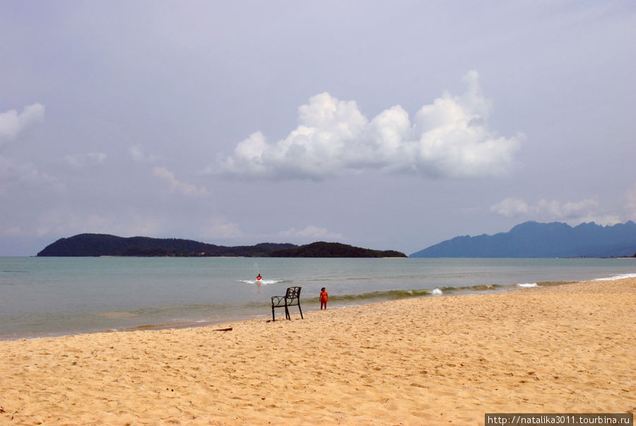 Пляж у отеля, он же Пентай Тенга. Пляж чистый, песок хороший. Лангкави остров, Малайзия