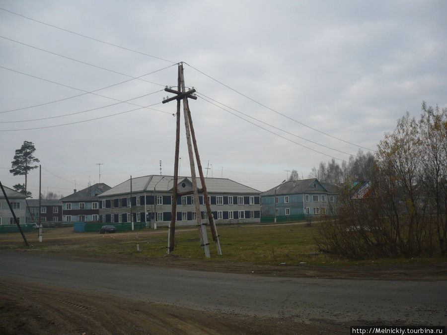 Город растянулся по Енисейскому тракту на 40 км, с одной стороны дома, с другой целая цепь лесоперерабатывающих заводов Лесосибирск, Россия