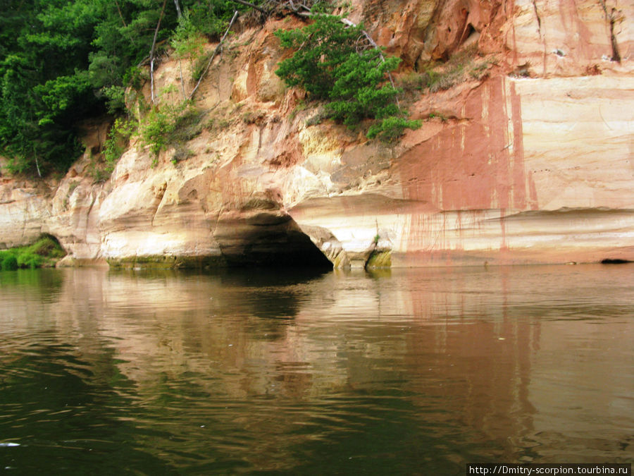 Пещеры были увидены во время сплава по река Гауя. Сигулда, Латвия