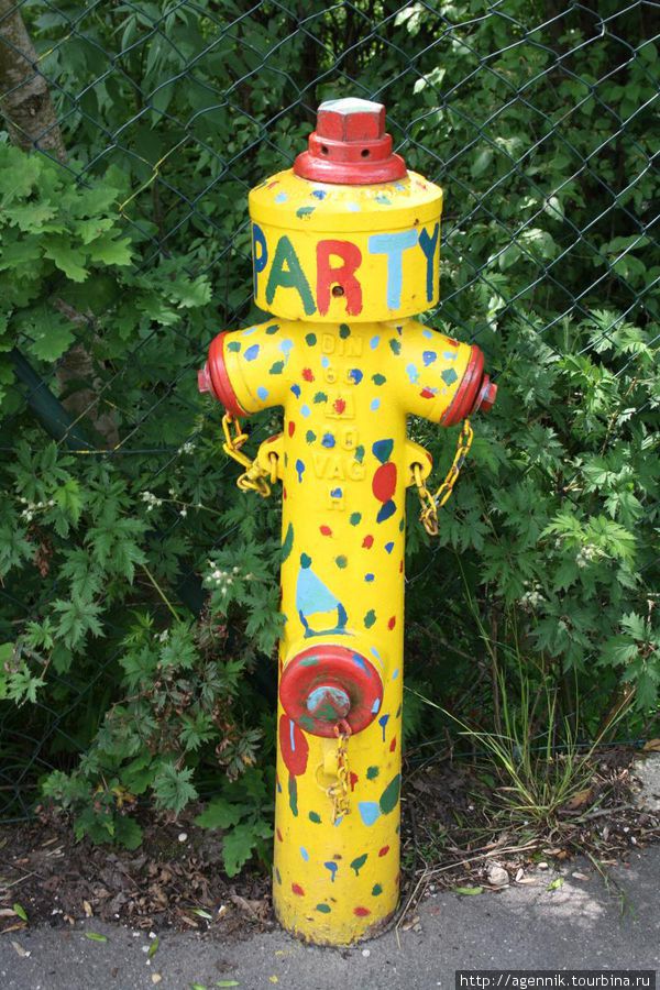 Колонка пожарного гидранта — здесь таких развеселых колонок много Вайсеноэ, Германия