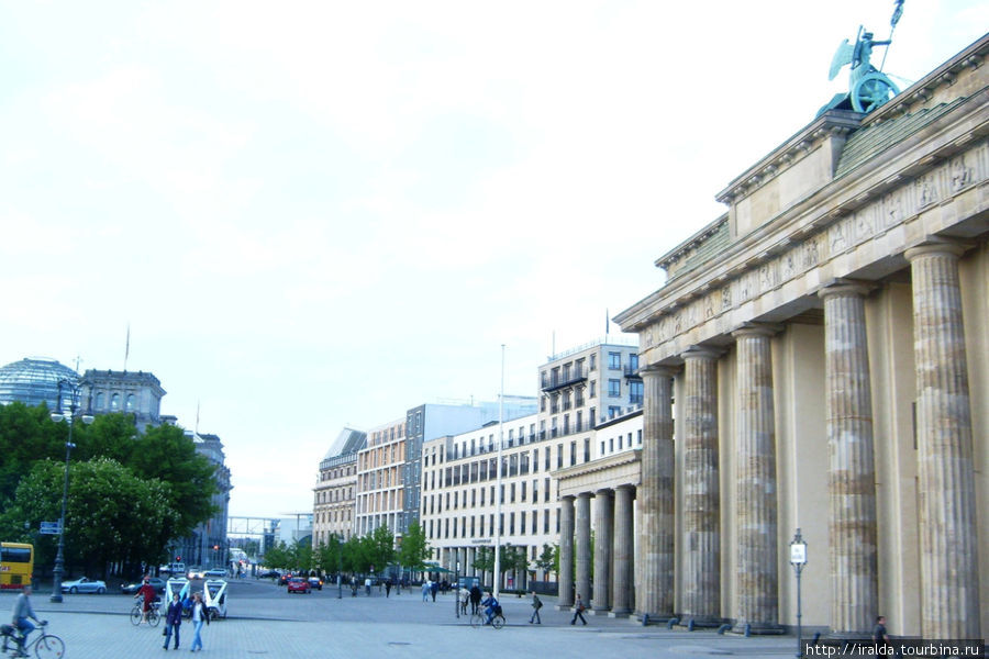 Бранденбургские ворота стали символом мира и единства города Берлин, Германия