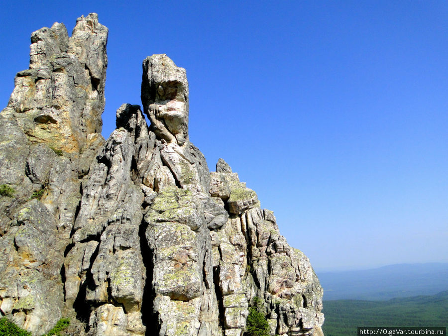 Кстати, скалы постепенно осыпаются. Всё подножие и близлежащие леса усыпаны огромными глыбами Златоуст, Россия