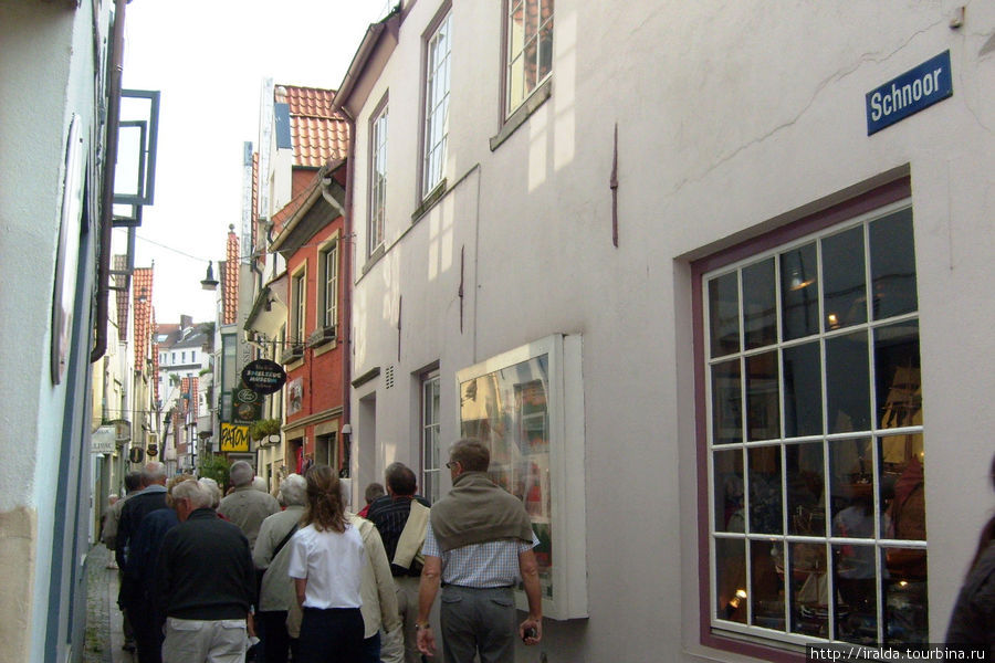 Schnoorviertel (квартал Шнор). 
Старинный квартал Бремена, некогда заселенный рыбаками с узенькими улочками (местами их ширина составляет менее 1 метра), и крохотными домиками 15-16 веков, в которых до сих пор живут люди Бремен, Германия
