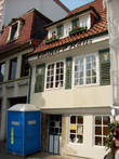В квартале Шнор расположен самый маленький в мире отель Hochzeitshaus, в котором останавливаются молодожены