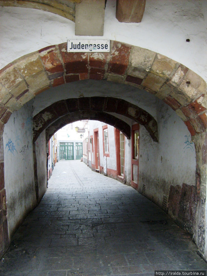 В 16 веке были выгнаны из города все евреи. Здесь находилось еврейское гетто – за тремя воротами Трир, Германия