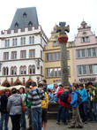 Установленный крест на площади города определяет центр города, в котором с 9 века находилось все духовенство Германии во главе с епископом.