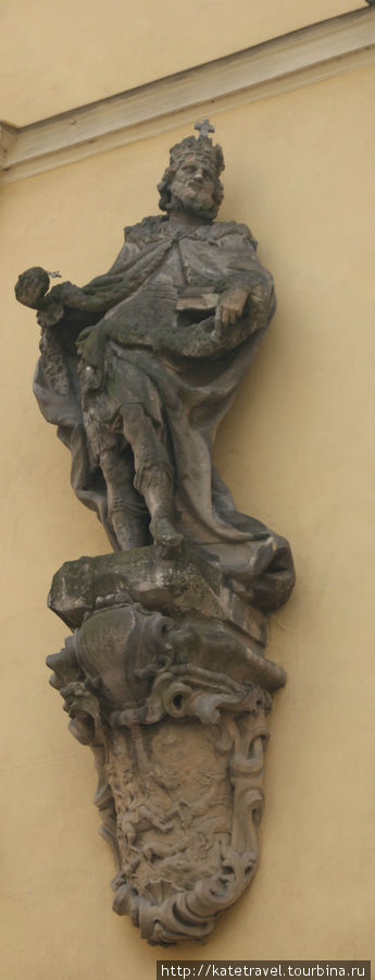 Барочная скульптура Карла IV на здании городской библиотеки Карловы Вары, Чехия