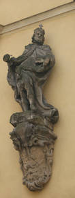 Барочная скульптура Карла IV на здании городской библиотеки