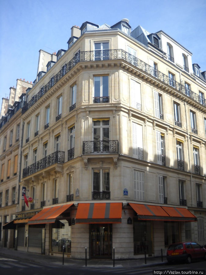 Характерный дом с мансардами Париж, Франция