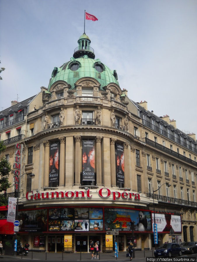 Кинотеатр выглядит словно дворец Париж, Франция