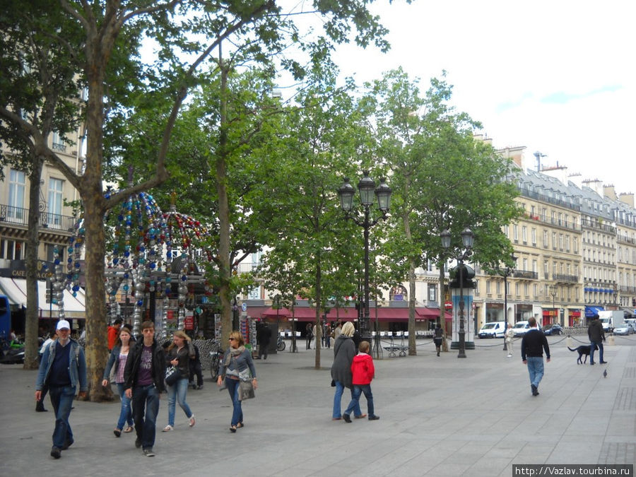 Народ подтягивается к району достопримечательностей Париж, Франция