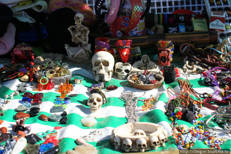 Сувенирная продукция с черепками Мексика