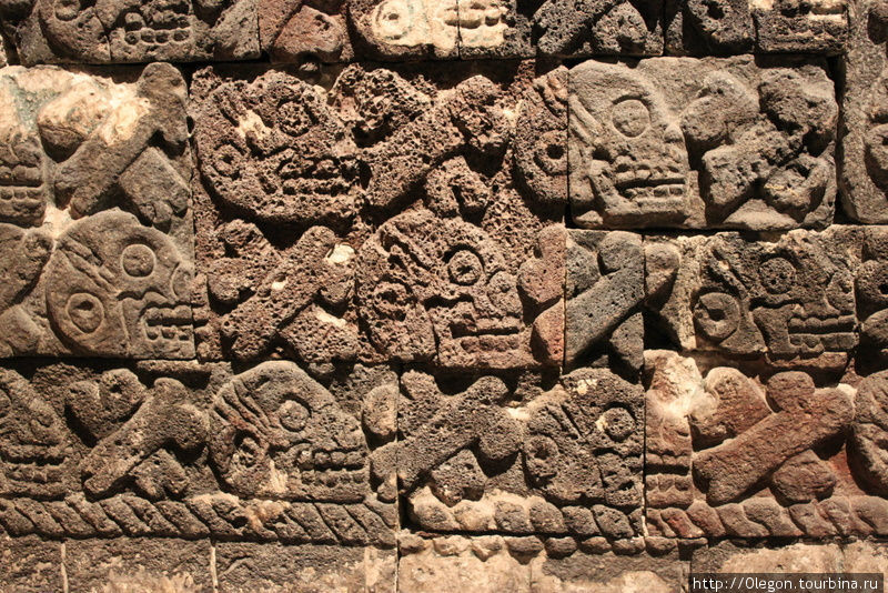 Изображения черепов со стен пирамид Майя Мексика