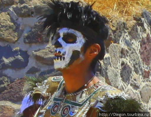 Раскрас в виде скелетов, в День мертвых происходит смешение христианских обрядов с ритуалами племён древних индейцев Мексика