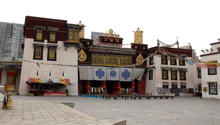 Тибетский уголок парка.  Копия храма Джоканг в Лхасе. Пекин, Китай
