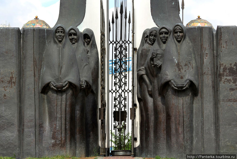 Мемориал часовни символизирует скорбящих матерей, жен и сестер, потерявших родных в Афганистане Минск, Беларусь