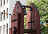 Колокол Нагасаки у костела, подаренный японцами, звонит каждый день, в память жертв мирного атома. Напомню, Белоруссия — одна из наиболее пострадавших от Чернобыля стран