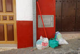 Мусор в мешках горожане выставляют на порог дома. Дворник закидывает пакеты прямо в кузов мусоровоза.