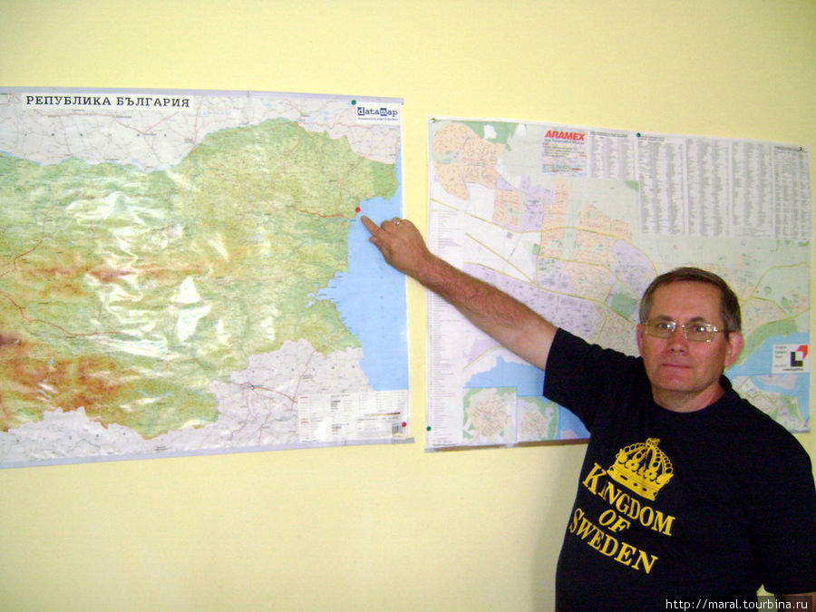 В отеле Варшава в фойе висят географическая карта Болгарии и крупномасштабная карта города Варны Золотые Пески, Болгария