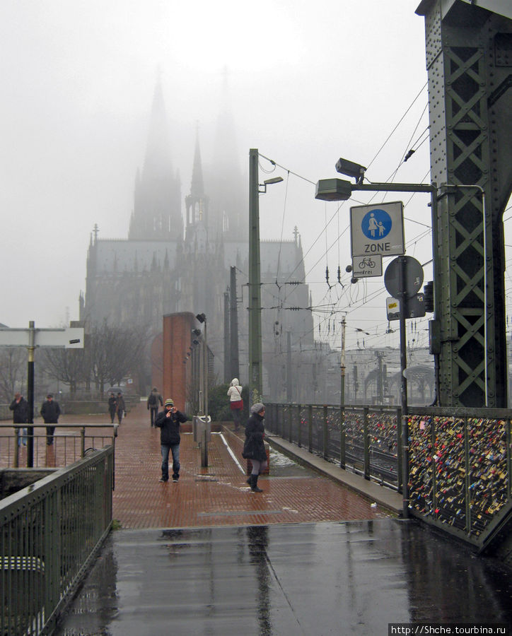 Вход на мост со стороны центрального вокзала Hauptbahnhof Кёльн, Германия