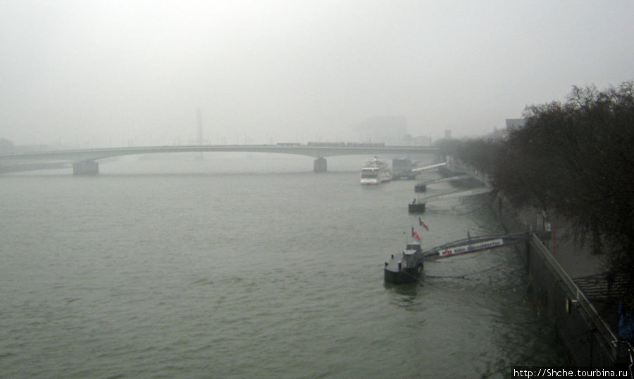 Вид с моста на набережную и туман Кёльн, Германия