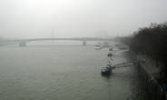 Вид с моста на набережную и туман