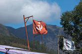 А вот и пресловутый флаг с серпом-молотом, которых много в коммунистической Керале.