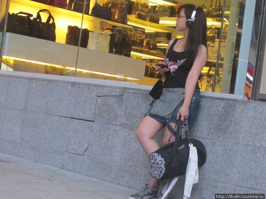 Это не проститутка, это просто сингапурка. По Сингапуру очень приятно бродить — огромное количество девушек с очень короткими юбками-шортиками и очень красивыми ножками Сингапур (город-государство)