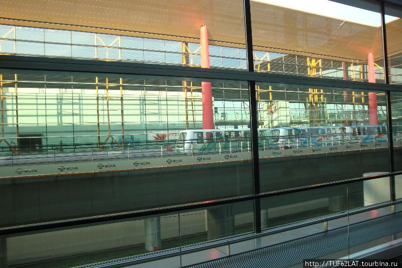 Наземный транспорт в виде вогончиков метро перевозят пассажиров из одного терминала в другой.Очень удобно. Пекин, Китай
