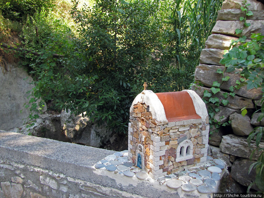 на парапете смастерили макет старой церкви, наверное это указатель границы территории Агия-Пелагея, Греция