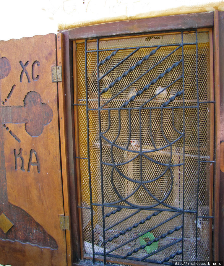 в окне одной из келий монах устроил клетку с птичками Агия-Пелагея, Греция