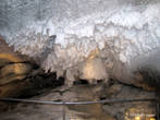 Свод  покрывают нерукотворные крупные кристаллы изморози, снежным кружевным нарядом сверкают стены...