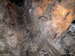 Нам часто встречались органные трубы. Интересное зрелище. Органными трубами в спелеологии называются полые каналы в скальном потолке пещеры. Как правило, они цилиндрической вытянутой формы.