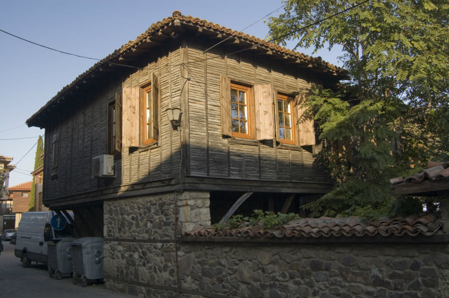 Старые дома по большей части деревянные, двухэтажные, и обязательно имеют плотные ставни. Созополь, Болгария