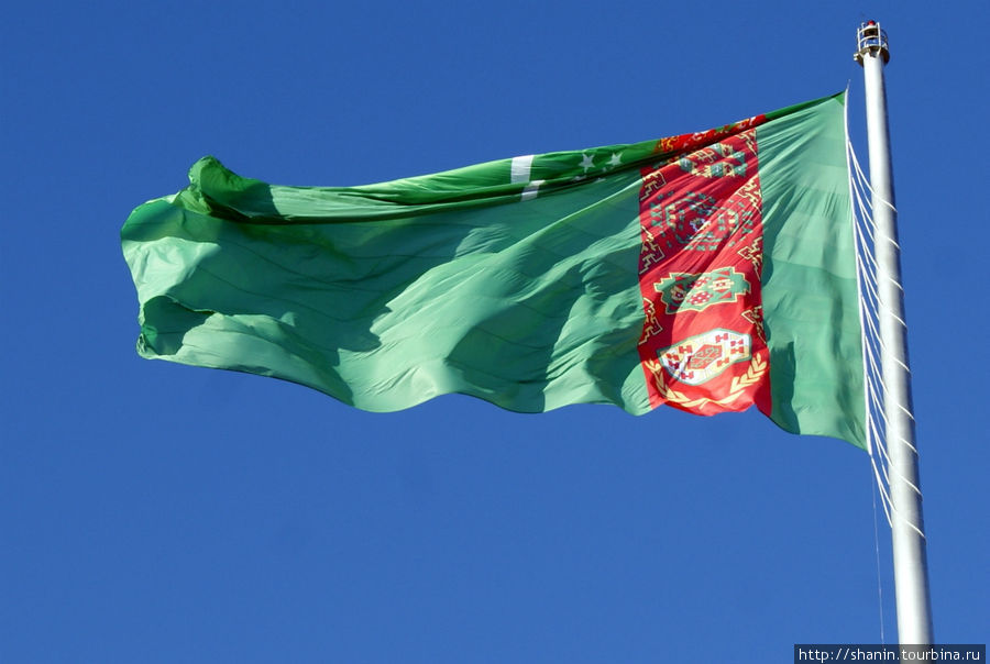 Туркменский флаг перед Военным музеем Ашхабад, Туркмения
