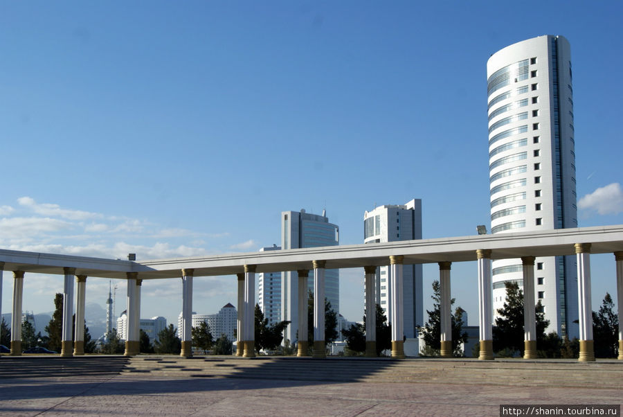 Колоннада у Военного музея Ашхабад, Туркмения