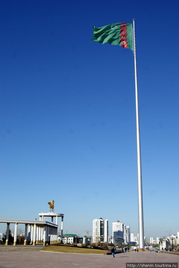 Гигантский туркменский флаг перед Военным музеем Ашхабад, Туркмения