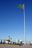 Гигантский туркменский флаг перед Военным музеем