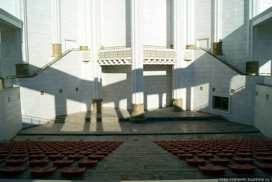 Военный музей в Ашхабаде — летний театр с задней стороны здания Ашхабад, Туркмения
