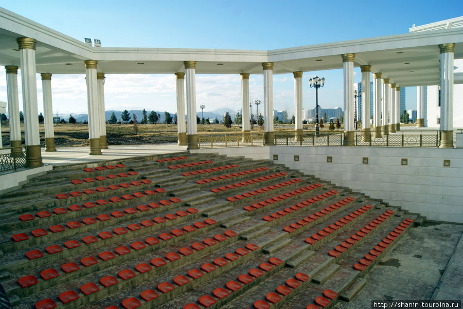 Летний театр у Военного музея Ашхабад, Туркмения