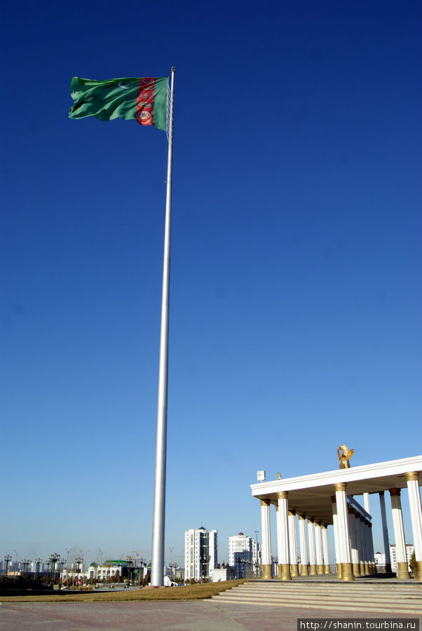 Флаг у Военного музея Ашхабад, Туркмения