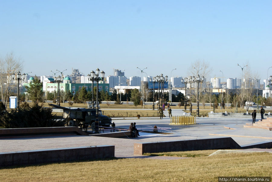 НА площади перед музеем Ашхабад, Туркмения