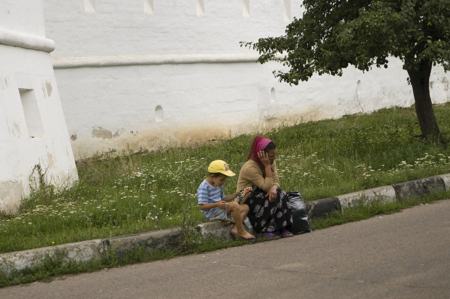 Безумно циничные попрошайки сидят при входе. Тетя минут 10 разговаривала по мобильнику, не забывая прятать его и протягивать руку, если кто-то проходил мимо. Серпухов, Россия