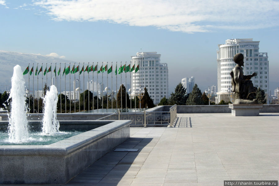 У основания Монумента Независимости Туркменистана Ашхабад, Туркмения