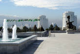 У основания Монумента Независимости Туркменистана