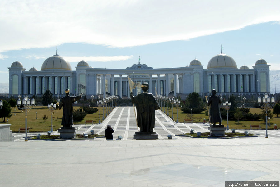 Вид на Музей президента НИязова Ашхабад, Туркмения