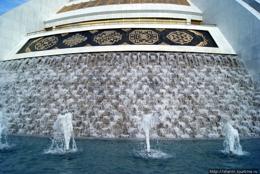 Вода стекает по основанию монумента Ашхабад, Туркмения