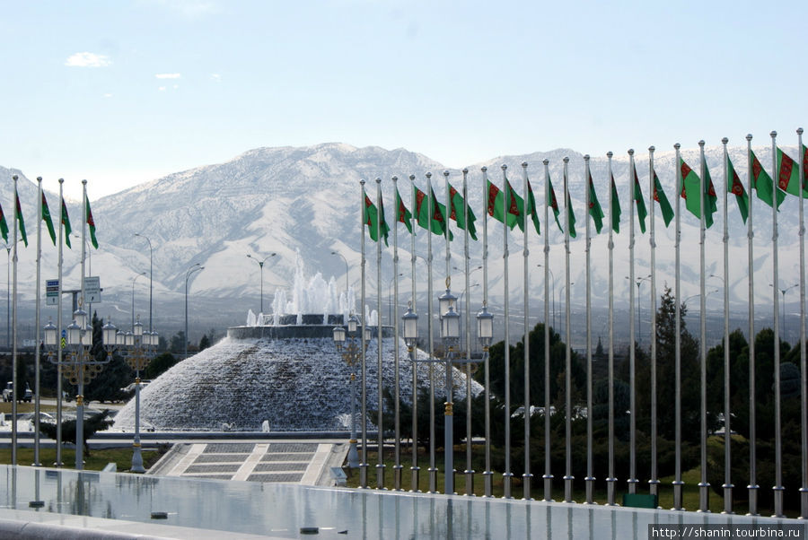 Вид с Восьминожки на Музей Президента Ниязова Ашхабад, Туркмения